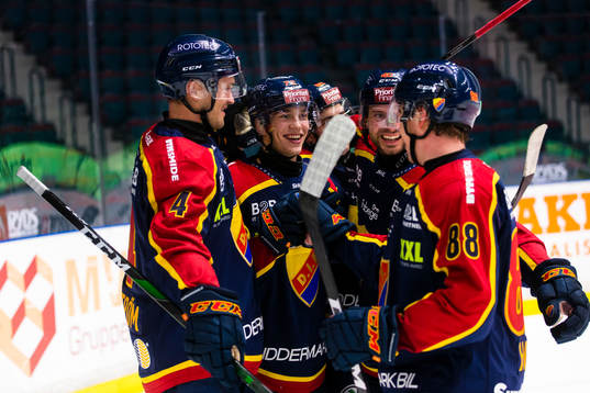 a vänster) gör 3-2 i förlängningen och gratuleras av