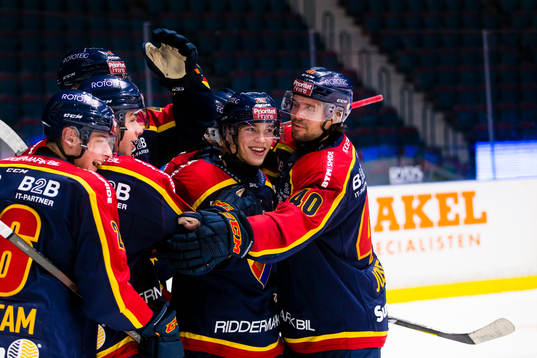 a höger) gör 3-2 i förlängningen och gratuleras av