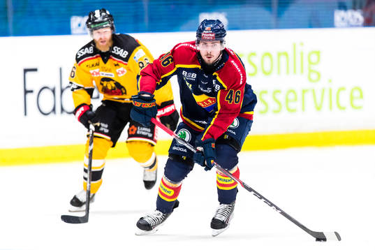 Djurgårdens Albin Grewe jagas av Luleås Linus Klasen
