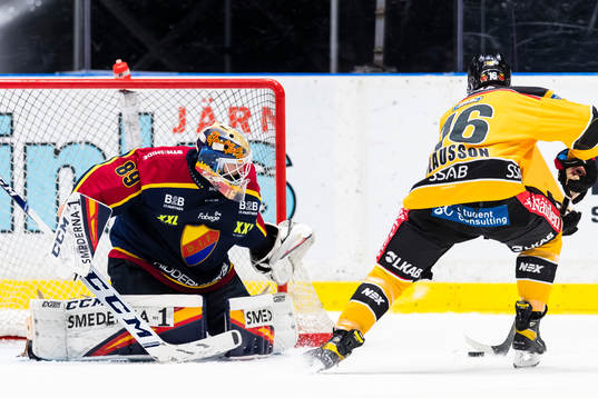 Luleås Niklas Olausson i ett friläge med Djurgårdens