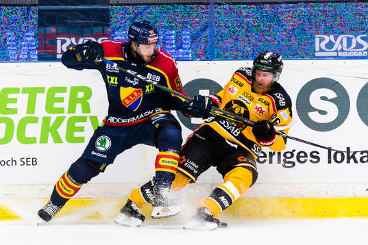 Djurgårdens Robin Norell i kamp om pucken med Luleås