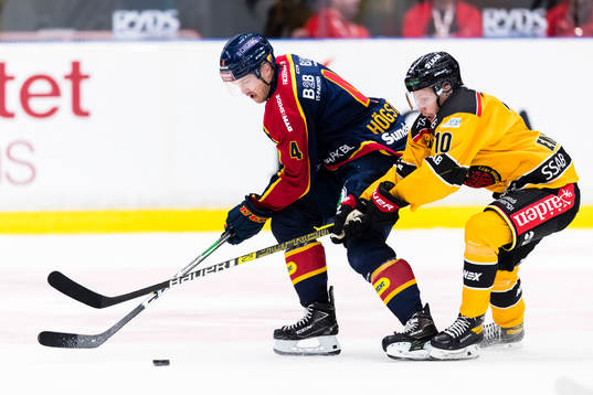 Djurgårdens Marcus Högström i kamp om pucken med Luleås
