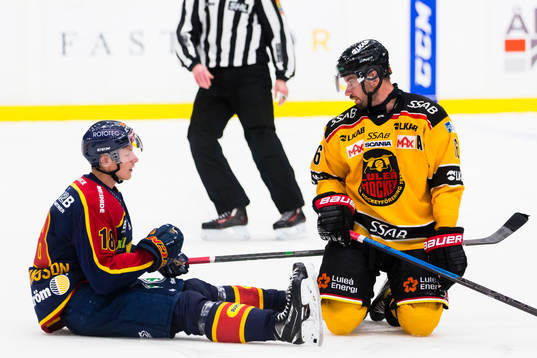 Luleås Niklas Olausson sitter på knä på isen bredvid