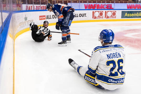 Domare Mikael Nord och Växjös Erik Josefsson och Leksands