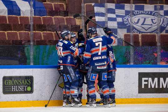 Växjös spelare jublar med Martin Lundberg