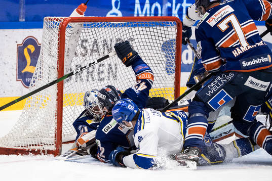 Leksands Matt Caito och Växjös målvakt Erik Källgren