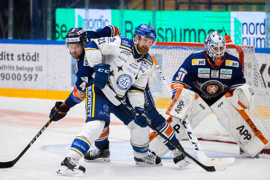 Leksands Mattias Ritola oroar framför Växjös Tim Erixon
