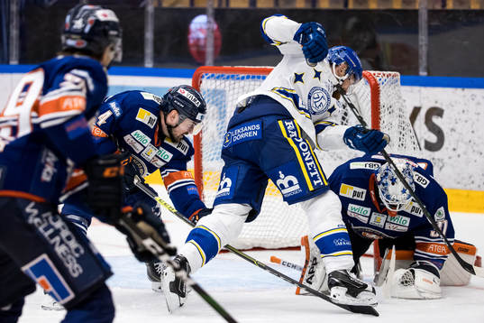 Leksands Mattias Ritola och Växjös målvakt Erik Källgren