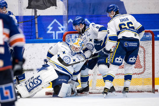 Leksands målvakt Janne Juvonen och Matt Caito och Nils