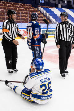 Domare Mikael Nord och Växjös Erik Josefsson och Leksands