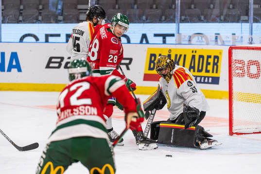 Frölundas Johan Sundström framför Brynäs målvakt