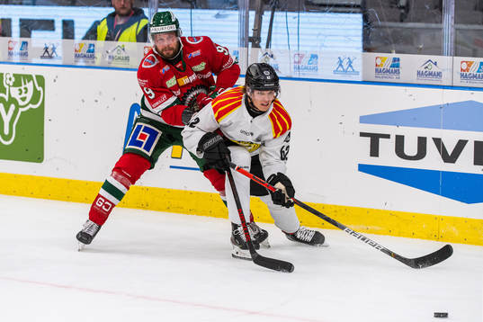 Frölundas Jan Mursak och Brynäs Tom Hedberg i kamp om