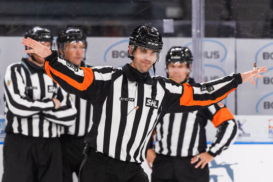 Domare Richard Magnusson dömer bort ett mål för Frölunda
