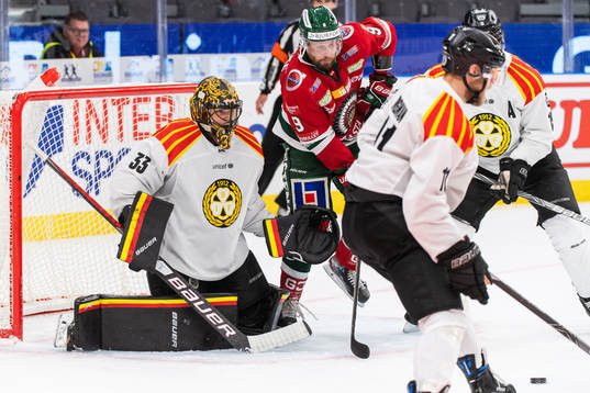Brynäs Niclas Andersén och Frölundas Jan Mursak som är
