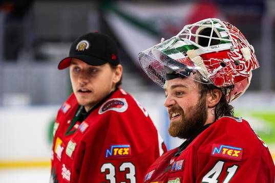 Frölundas Joel Mustonen och målvakt Johan Mattsson