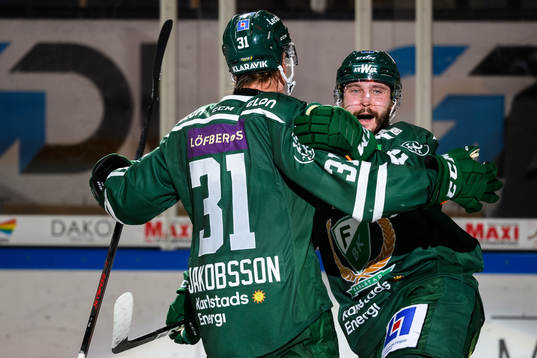Färjestads Carl Jakobsson och Jesse Virtanen jublar