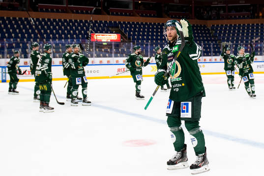 Färjestads Per Åslund jublar med lagkamrater