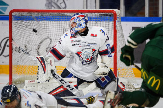 Färjestads Daniel Viksten för 4-3 bakom Linköpings