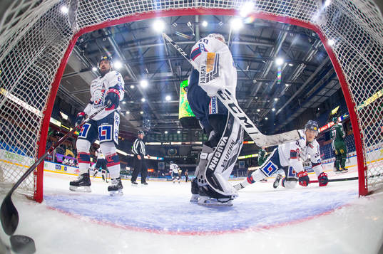 Linköpings Jonas Holös, målvakt Jussi Rynnäs och Max