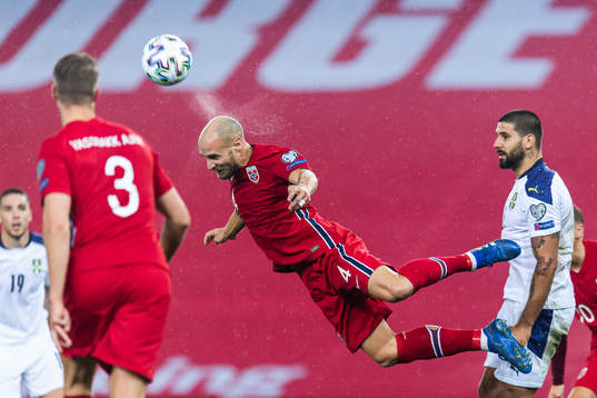 Tore Reginiussen of Norway and Aleksandar Mitrovic of Serbia