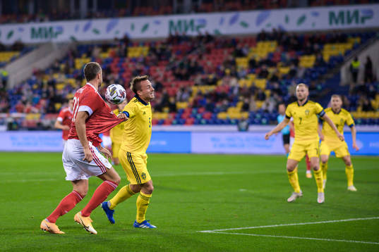 Artem Dzyuba of Russia and Pierre Bengtsson of Sweden