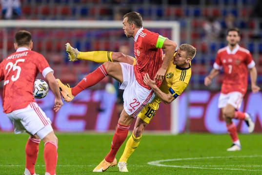Artem Dzyuba of Russia and Carl Starfelt of Sweden