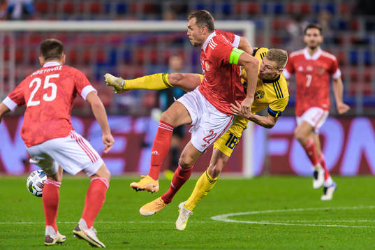 Artem Dzyuba of Russia and Carl Starfelt of Sweden