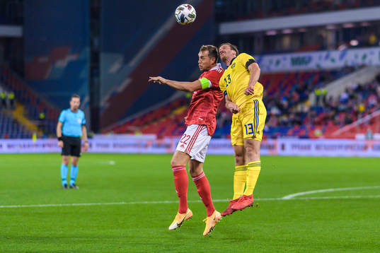 Artem Dzyuba of Russia and Gustav Svensson of Sweden