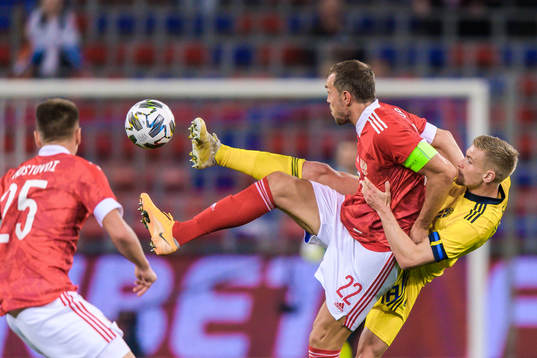 Artem Dzyuba of Russia and Carl Starfelt of Sweden