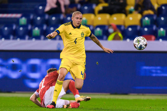 Anton Miranchuk of Russia and Sebastian Holmén of Sweden