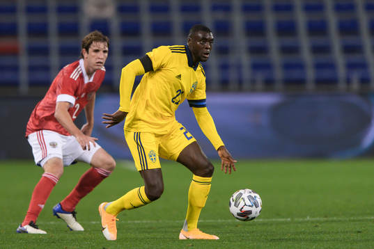 Mario Fernandes of Russia and Ken Sema of Sweden