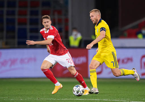 Anton Miranchuk of Russia and Sebastian Larsson of Sweden