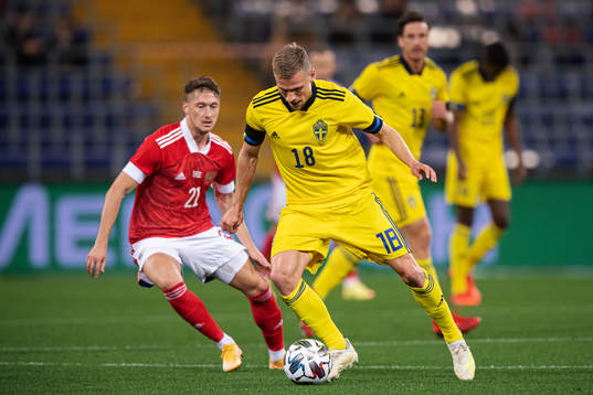 Anton Miranchuk of Russia and Carl Starfelt of Sweden