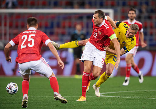 Artem Dzyuba of Russia and Carl Starfelt of Sweden