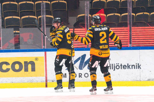 Skellefteås Rickard Hugg och Adam Wilsby jublar