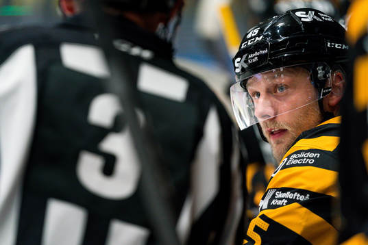Skellefteås Oscar Möller i samtal med domare Linus Öhlund