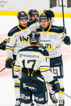 s Johannes Kinnvall, Linus Sandin och Emil Johansson jublar