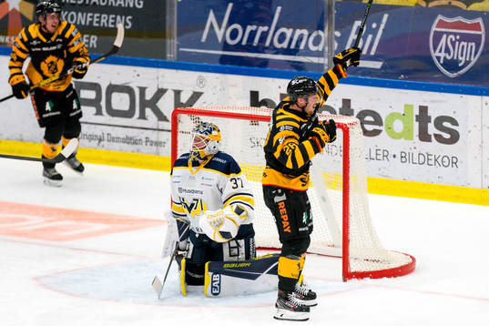 Skellefteås Jesper Frödén gör 2-0 och jublar
