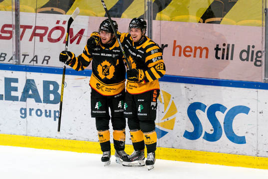 Skellefteås Jesper Frödén gör 2-0 och jublar