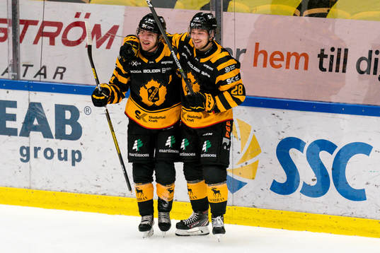 Skellefteås Jesper Frödén gör 2-0 och jublar