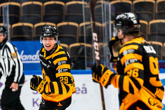 Skellefteås Albin Sundsvik och Rickard Hugg jublar