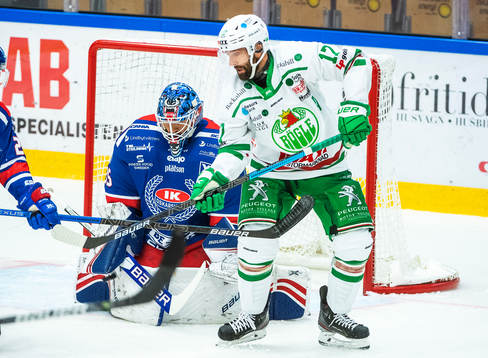 Rögles Taylor Matson och Oskarshamns målvakt Joe Cannata