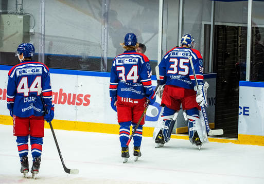 Oskarshamns Nolan Zajac, Philip Samuelsson och målvakt Joe
