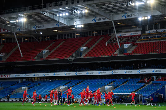 Players of Norway warm up