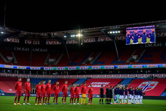 Players of Norway and Serbia line up