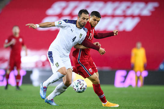 Luka Milivojevic of Serbia and Mohamed «Moi» Elyounoussi