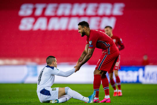 Mijat Gacinovic of Serbia and Joshua King of Norway