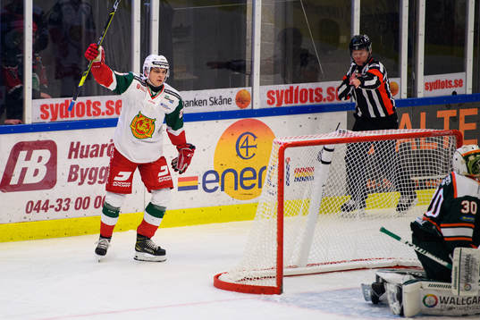 Moras Nils Thomasson jublar