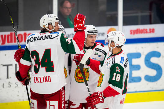 Moras Nils Thomasson jublar