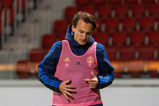 Hjalmar Ekdal of Sweden warms up